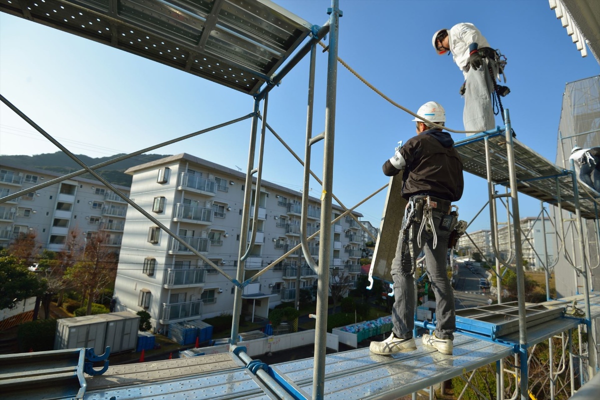 足場を解体する職人たち_M